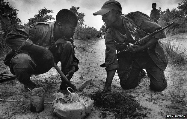 Government troops laying anti-tank mines, Angola, 2001