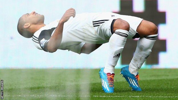 Wayne Routledge celebrates Swansea's third goal against Norwich