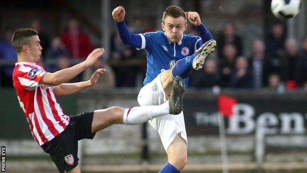 Derry's Enda Curran competes for possession with David Cawley of Sligo