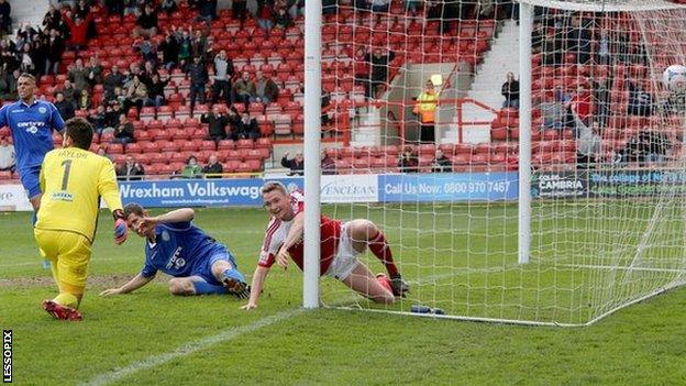 Johnny Hunt scores for Wrexham