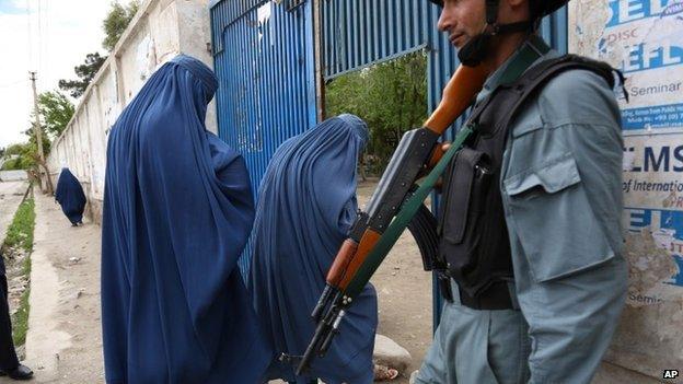 women voters and soldier