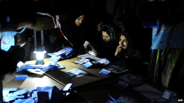 Election workers counting votes in Herat (5 April)