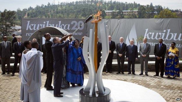 Rwandan President Paul Kagame and UN Secretary-General Ban Ki-moon light a memorial flame at a ceremony in Kigali to mark the 20th anniversary of the Rwandan genocide (7 April 2014)