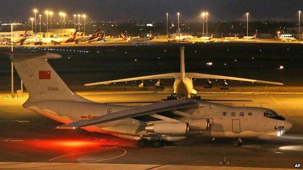 Chinese plane in Perth, Australia en route to rejoin search for missing Malaysian plane (6 April)