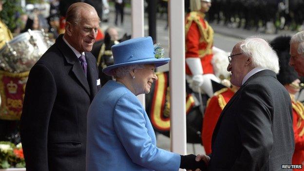 The Queen shaking hands with the president