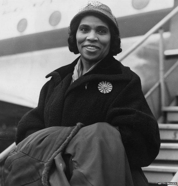 American contralto Marian Anderson (1897 - 1993) arriving at London Airport (now Heathrow) after a visit to Sweden, 3rd October 1952. (Photo by Douglas Miller/KeystoneFPG/Hulton Archive/Getty Images)