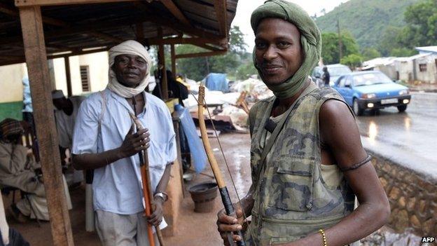 Muslim men with bows in Bangui (2 April 2014)