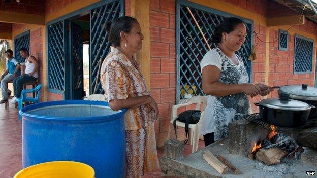 The Galvan-Diaz family prepares lunch at home in Santa Paula's farm near Monteria on 28 March, 2014