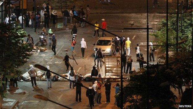 Anti-government protesters set up a barricade at the Chacao borough in Caracas on 13 March, 2014