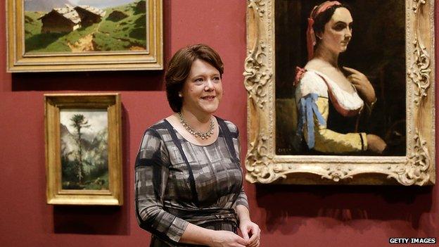 Maria Miller in a gallery