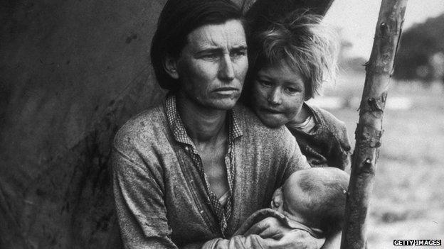 A migrant woman and her children in California during the Great Depression