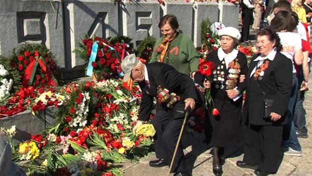 Red Army veterans at WWII memorial in Latvia