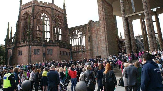 Crowds at cathedral