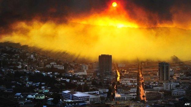 Fire rages in Valparaiso, Chile - 12 April 2014