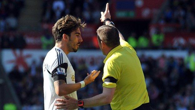 Phil Dowd sends off Chico Flores