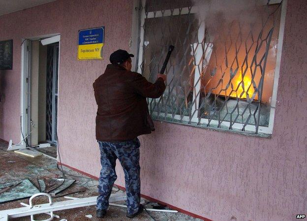 Attack on police building in Horlivka, 14 Apr 14