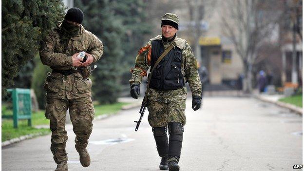 Two armed men walking in Sloviansk (14 April 2014)