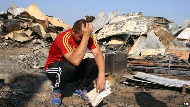 A man reacts as he sees that his house was devastated by a huge fire in Valparaiso, on 14 April 2014