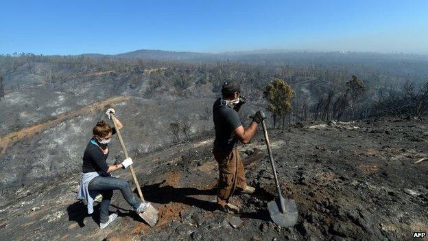 Volunteers help after a huge fire devastated an area of Valparaiso, on 14 April 2014