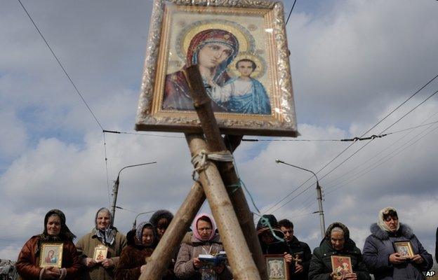 Women pray for peace near the Ukrainian regional administration building that was seized by pro-Russian activists in the eastern Ukrainian town of Sloviansk, Ukraine, Monday 14 April 2014