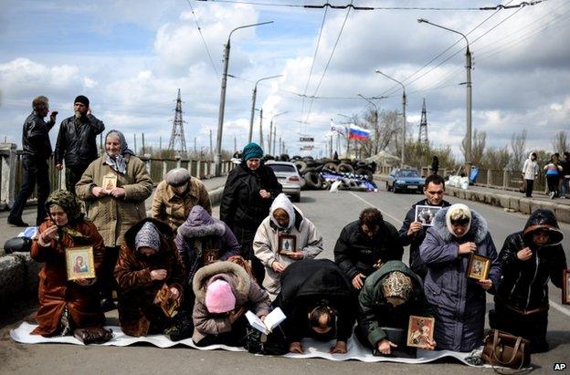 Women pray for peace in Sloviansk, Donetsk, 14 April