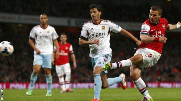 Lukas Podolski scores Arsenal's third goal