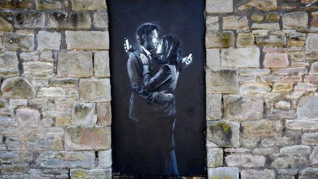 Banksy artwork Mobile Lovers