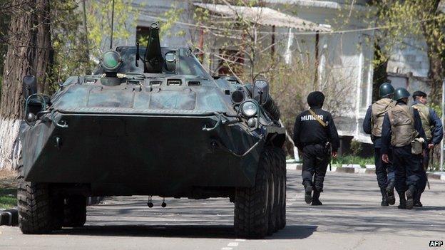 Ukrainian troops in Mariupol, 17 Apr 14