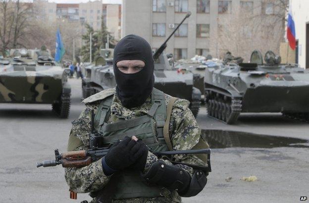 A masked gunman In Sloviansk, 16 April