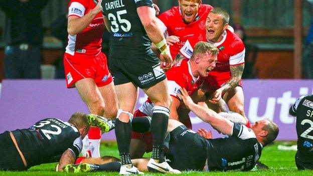 Graeme Horne scores the first of his two tries in the Hull derby