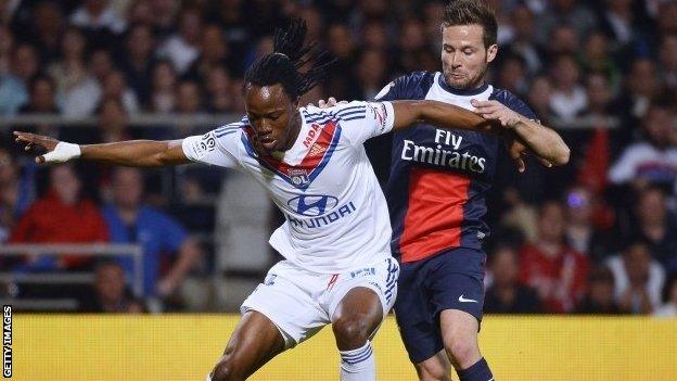 Yohan Cabaye tries to get the ball against Lyon