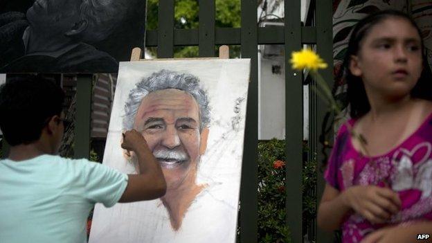 A man paints a portrait of Colombian Nobel Prize 1982 in Literature laureate Gabriel Garcia Marquez in his hometown Aracataca, Colombia on 18 April, 2014.