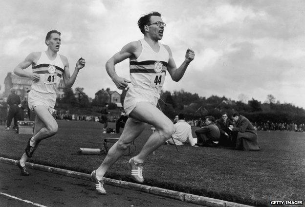 6th May 1954: Chris Brasher (1928 - 2003) takes the lead, closely followed by Roger Bannister during a historic race at Iffley Road, Oxford