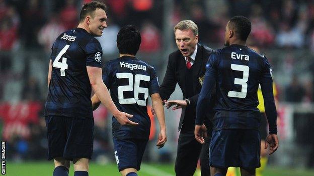 David Moyes speaks to some Manchester United players during the defeat by Bayern Munich