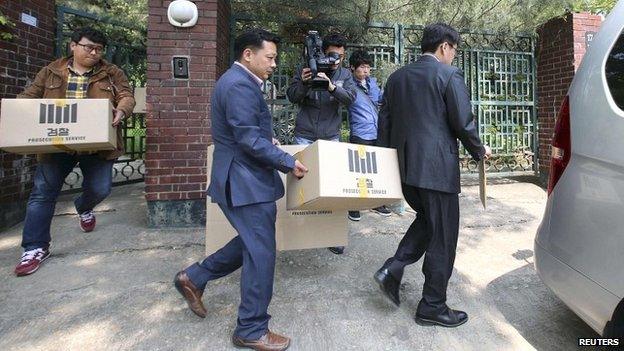 Officials from the Incheon District Prosecutor's office remove evidence from the house of an executive at the Chonghaejin Marine Company - 23 April 2014