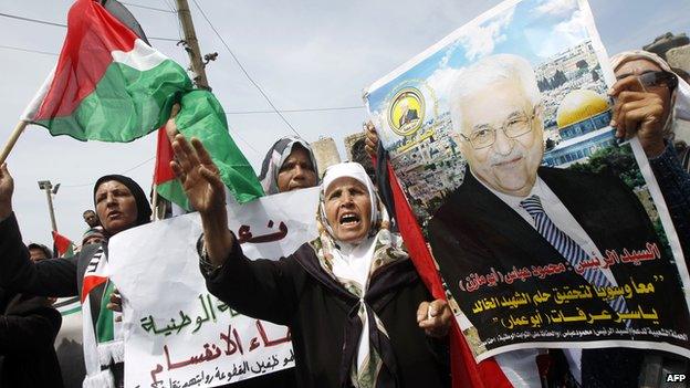 Palestinians show support for the reconciliation deal, in Gaza City, on 23 April 2014