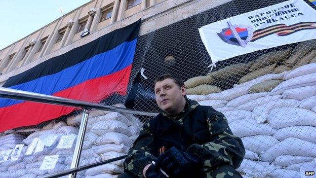 An armed men in military fatigues outside a regional administration building seized by pro-Russia separatists in the eastern Ukrainian city of Slavyansk on April 25, 2014