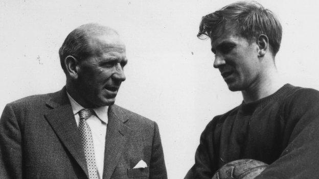 Matt Busby (r) and Bobby Charlton