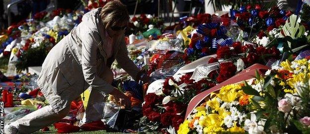 Barcelona fans have placed memorabilia, flowers and candles in tribute to Tito Vilanova at the Nou Camp.