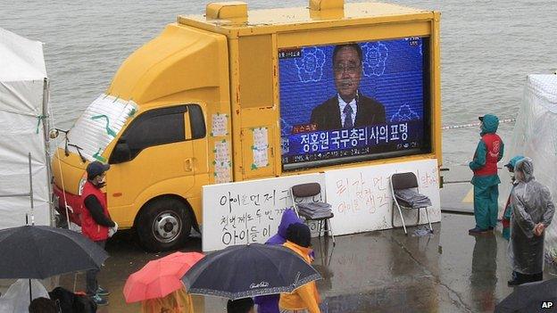 Relatives watch Chung Hong-won make his resignation speech. 27 April 2014