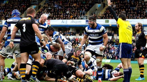 Romain Poite awards a Bath try