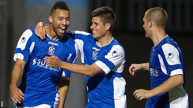 Kane Hemmings celebrates with his Cowdenbeath team-mates