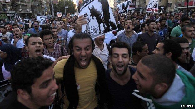 Demonstrators shout slogans against the government and Egypt's former army chief Abdel Fattah al-Sisi near El-Thadiya presidential palace in Cairo, April 26, 2014