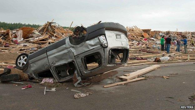 People search through the rubble of destroyed houses a day after a tornado hit the town of Vilonia, Arkansas, on 28 April 2014