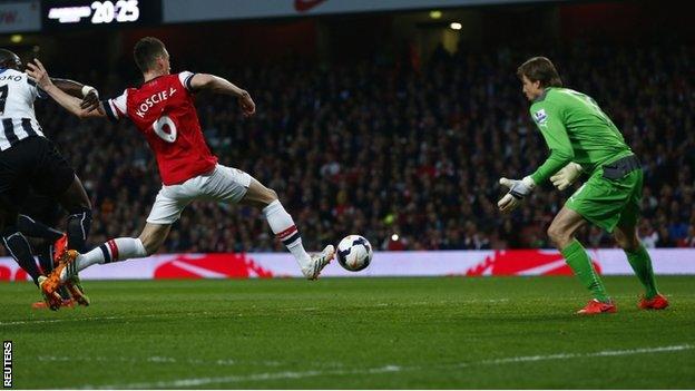 Laurent Koscielny scores