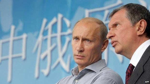 Igor Sechin (right) with President Putin in August 2010