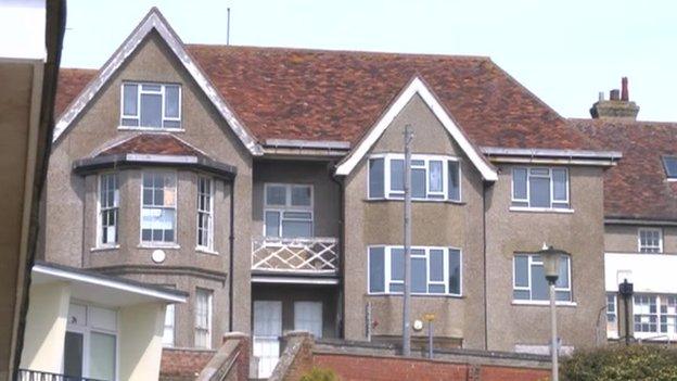 Felixstowe Bath Hotel suffragette arson commemorated - BBC News