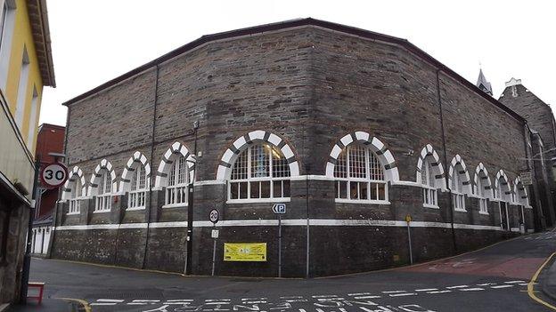 Cardigan indoor market