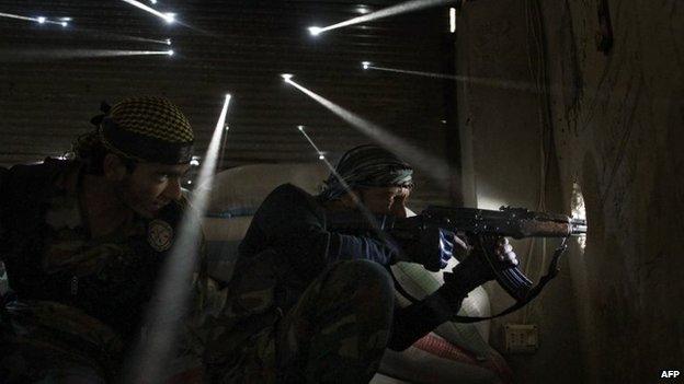 Rebel fighters in the Karmel Jabal district of Aleppo (18 October 2012)