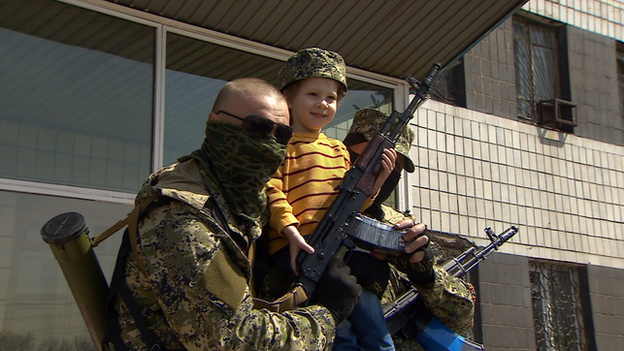 Armed men outside the town council building in Konstantinovka